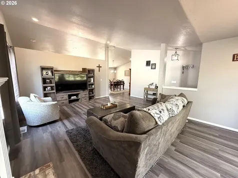 2273 Eagle Loop Sutherlin OR 97479
