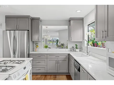 401 N Tomahawk Island Drive Portland OR 97217