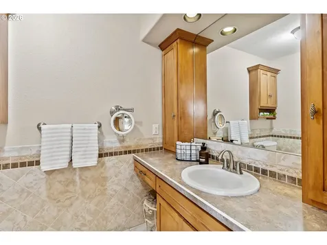 27 Jones Road Kelso WA 98626