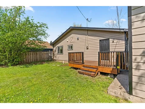 1043 F Street Springfield OR 97477