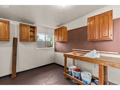 1043 F Street Springfield OR 97477