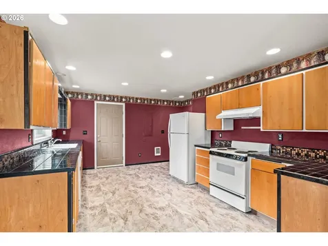 1043 F Street Springfield OR 97477