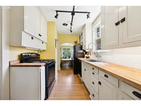 6320 SE Division Street Portland OR 97206