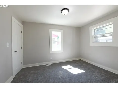 9029 NE Webster Street Portland OR 97220