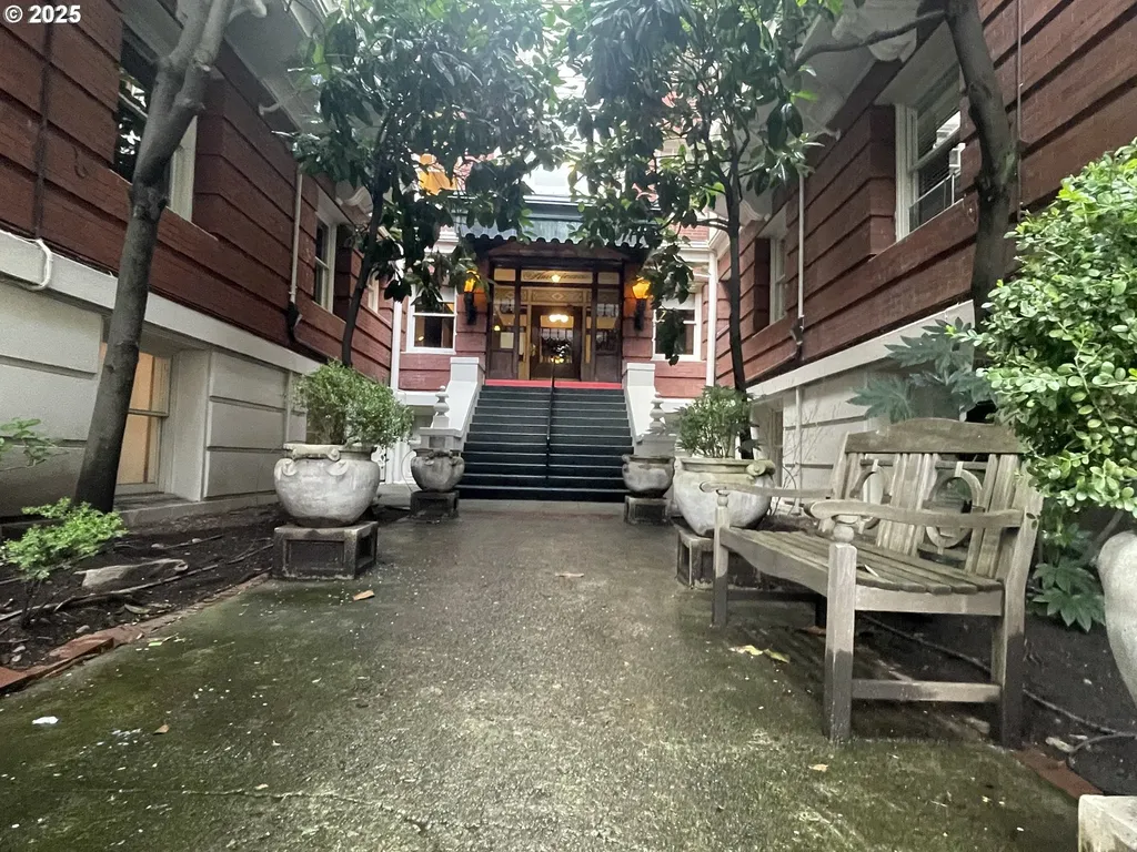 2083 NW Johnson Street Portland OR 97209