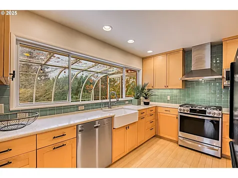 472 SE 72nd Avenue Portland OR 97215