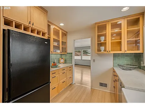 472 SE 72nd Avenue Portland OR 97215