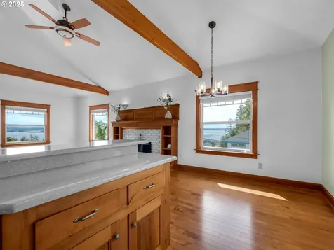 412 Chinook Avenue Astoria OR 97103