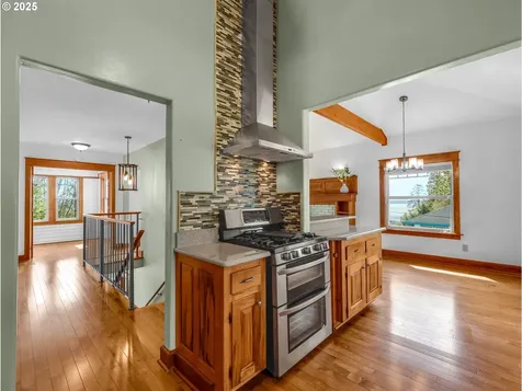 412 Chinook Avenue Astoria OR 97103