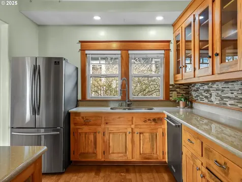 412 Chinook Avenue Astoria OR 97103