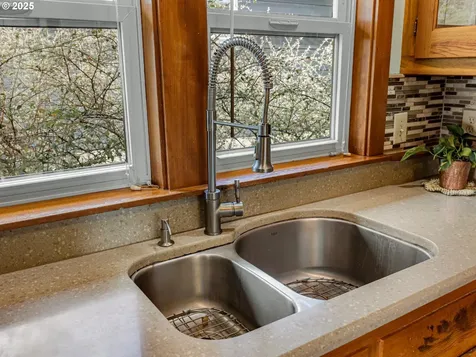 412 Chinook Avenue Astoria OR 97103