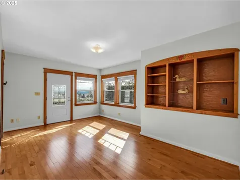 412 Chinook Avenue Astoria OR 97103