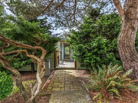 412 Chinook Avenue Astoria OR 97103