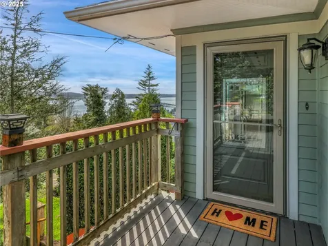 412 Chinook Avenue Astoria OR 97103