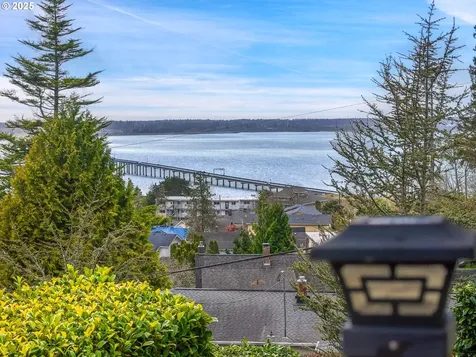 412 Chinook Avenue Astoria OR 97103