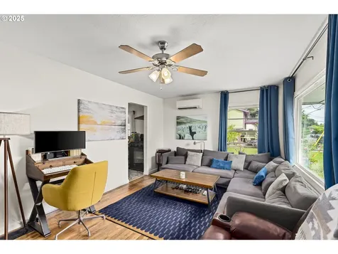 9746 SE Woodstock Boulevard Portland OR 97266