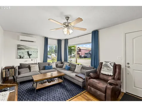 9746 SE Woodstock Boulevard Portland OR 97266
