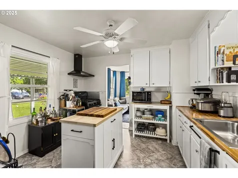 9746 SE Woodstock Boulevard Portland OR 97266