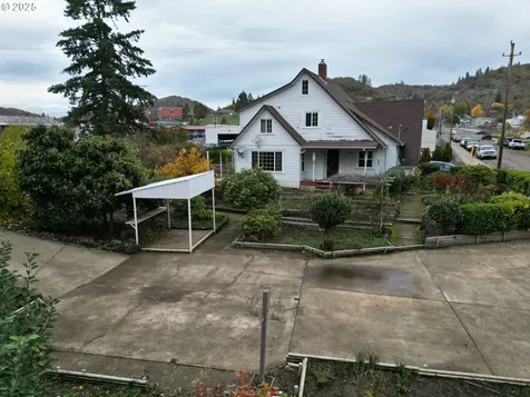 202 NE Fulton Street Roseburg OR 97470