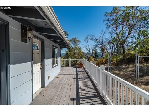 237 Country Lane Roseburg OR 97471