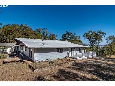 237 Country Lane Roseburg OR 97471