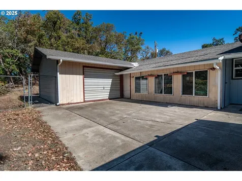 237 Country Lane Roseburg OR 97471