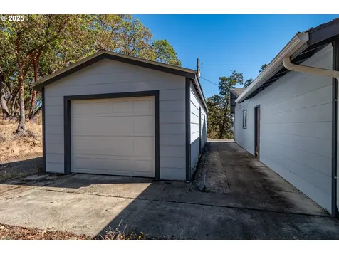 237 Country Lane Roseburg OR 97471