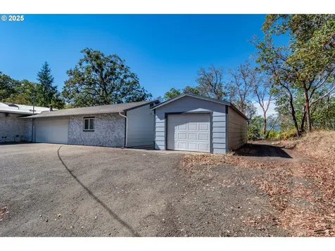 237 Country Lane Roseburg OR 97471