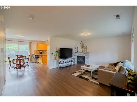 302 Division Street Silverton OR 97381