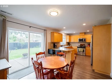302 Division Street Silverton OR 97381