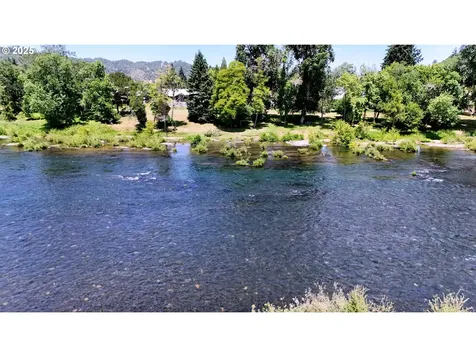 1850 Del Rio Road Roseburg OR 97471