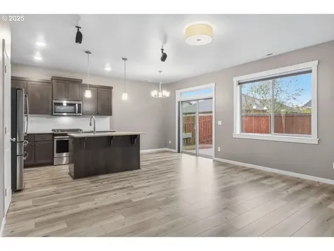 1396 Dahlia Street Woodburn OR 97071