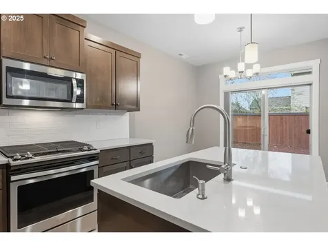 1396 Dahlia Street Woodburn OR 97071