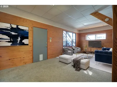 300 NE Tomahawk Island Drive Portland OR 97035
