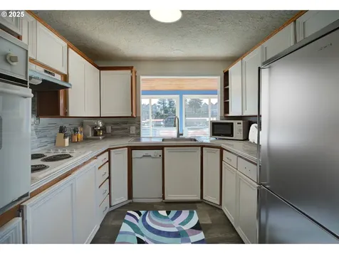 300 NE Tomahawk Island Drive Portland OR 97035