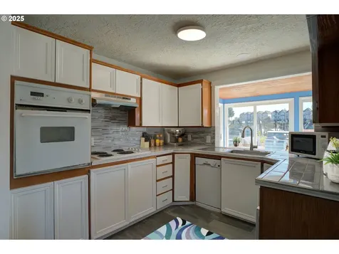 300 NE Tomahawk Island Drive Portland OR 97035