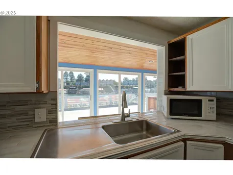 300 NE Tomahawk Island Drive Portland OR 97035