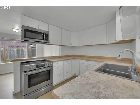 696 Island Street Springfield OR 97477