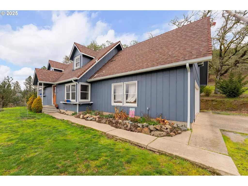 1056 Shoestring Road Riddle OR 97469