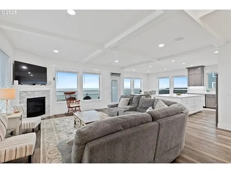 813 SW 9th Street Lincoln City OR 97367