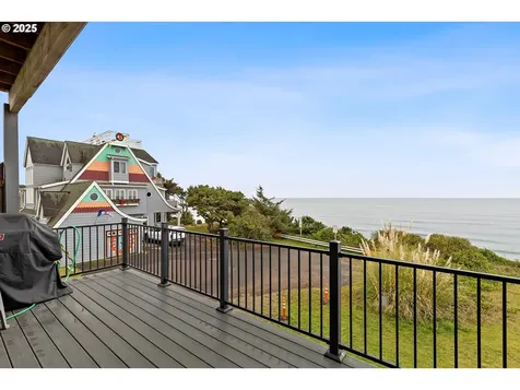 813 SW 9th Street Lincoln City OR 97367