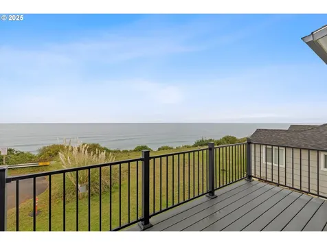 813 SW 9th Street Lincoln City OR 97367