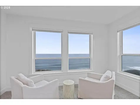 813 SW 9th Street Lincoln City OR 97367
