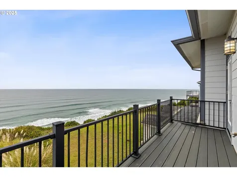 813 SW 9th Street Lincoln City OR 97367