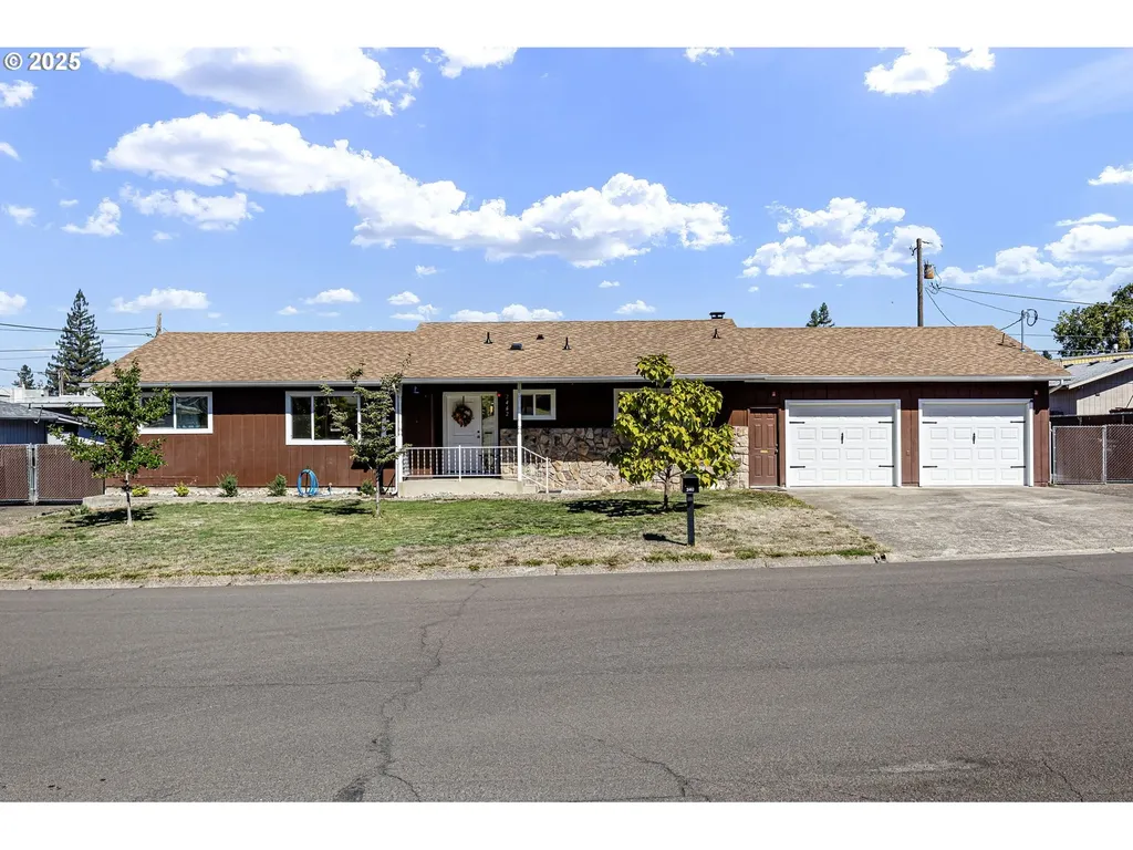 2462 W Jay Avenue Roseburg OR 97471