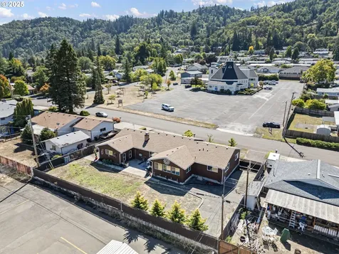 2462 W Jay Avenue Roseburg OR 97471
