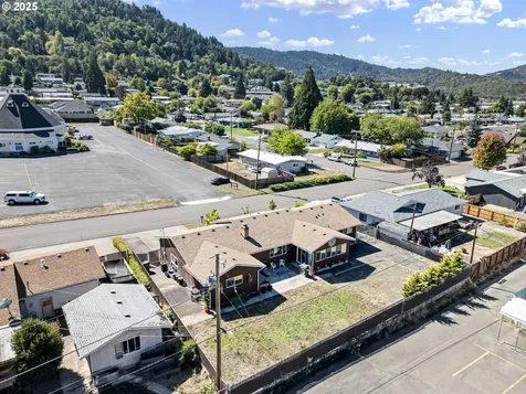 2462 W Jay Avenue Roseburg OR 97471