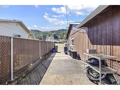 2462 W Jay Avenue Roseburg OR 97471