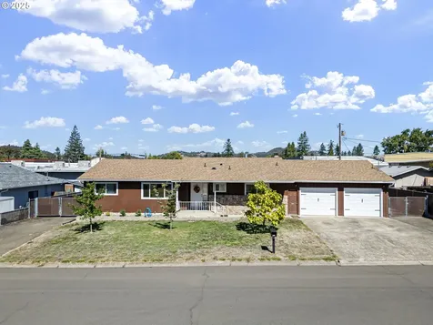2462 W Jay Avenue Roseburg OR 97471