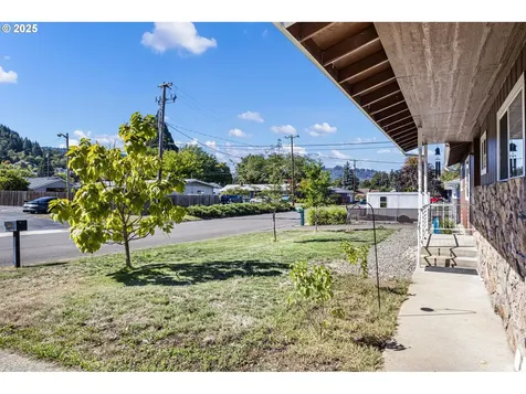 2462 W Jay Avenue Roseburg OR 97471